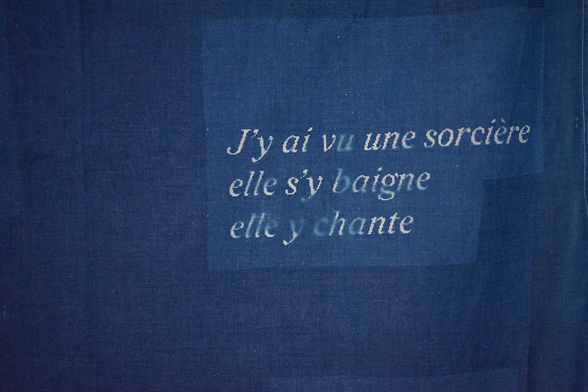Impression au cyanotype d'une série de 3 drapeaux, "Terre Maudite" réalisée par la graphiste et designeuse Clara Loustau lors de la résidence Artistique menée à Callen à l'initiative du Maire Yann Bouffin ainsi que Jean-Francois Dumont, en septembre 2023 à Callen, Landes, France. Terre Maudite est un projet de recherche et de production autour des légendes de la terre des Landes.