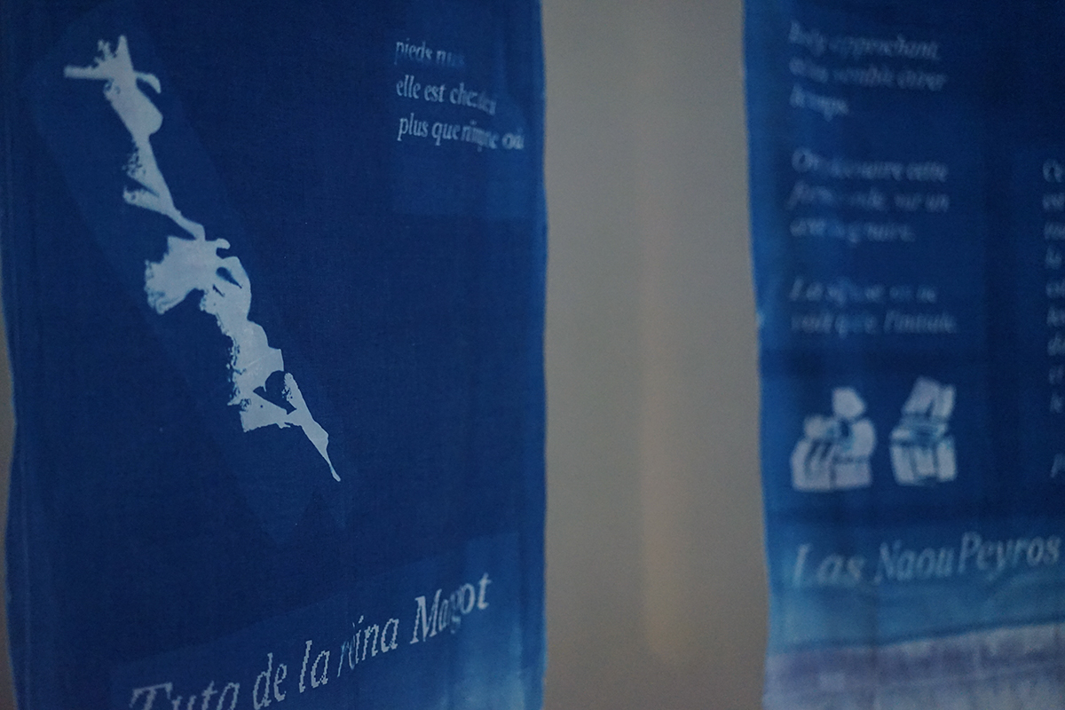 Impression au cyanotype d'une série de 3 drapeaux, "Terre Maudite" réalisée par la graphiste et designeuse Clara Loustau lors de la résidence Artistique menée à Callen à l'initiative du Maire Yann Bouffin ainsi que Jean-Francois Dumont, en septembre 2023 à Callen, Landes, France. Terre Maudite est un projet de recherche et de production autour des légendes de la terre des Landes.