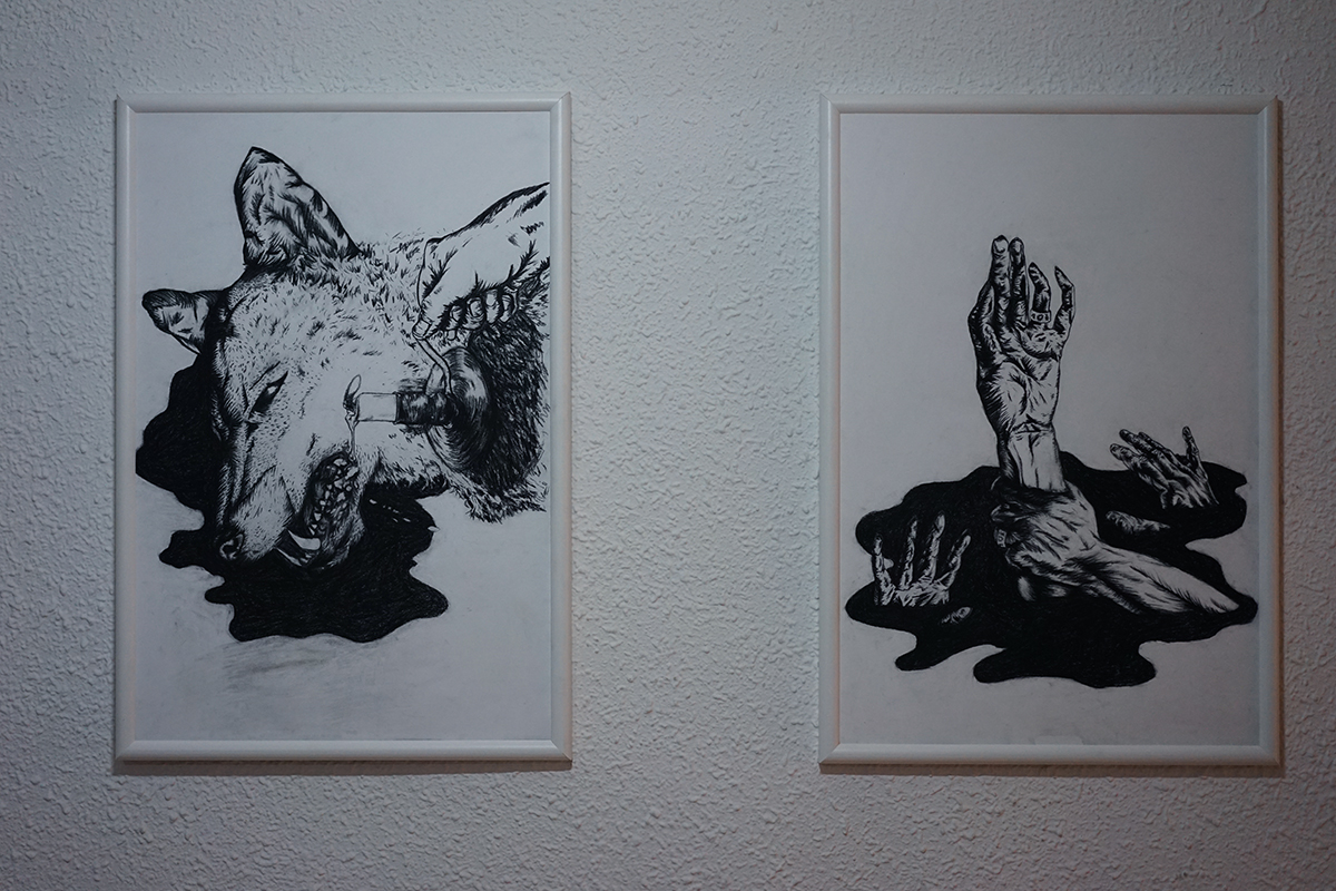 Illustration au fusain d'une série de 3 illustrations, "Terre Maudite" réalisée par les graphiste et designeur.se Thiabut Bourgeois & Clara Loustau lors de la résidence Artistique menée à Callen à l'initiative du Maire Yann Bouffin ainsi que Jean-Francois Dumont, en septembre 2023 à Callen, Landes, France. Terre Maudite est un projet de recherche et de production autour des légendes de la terre des Landes.